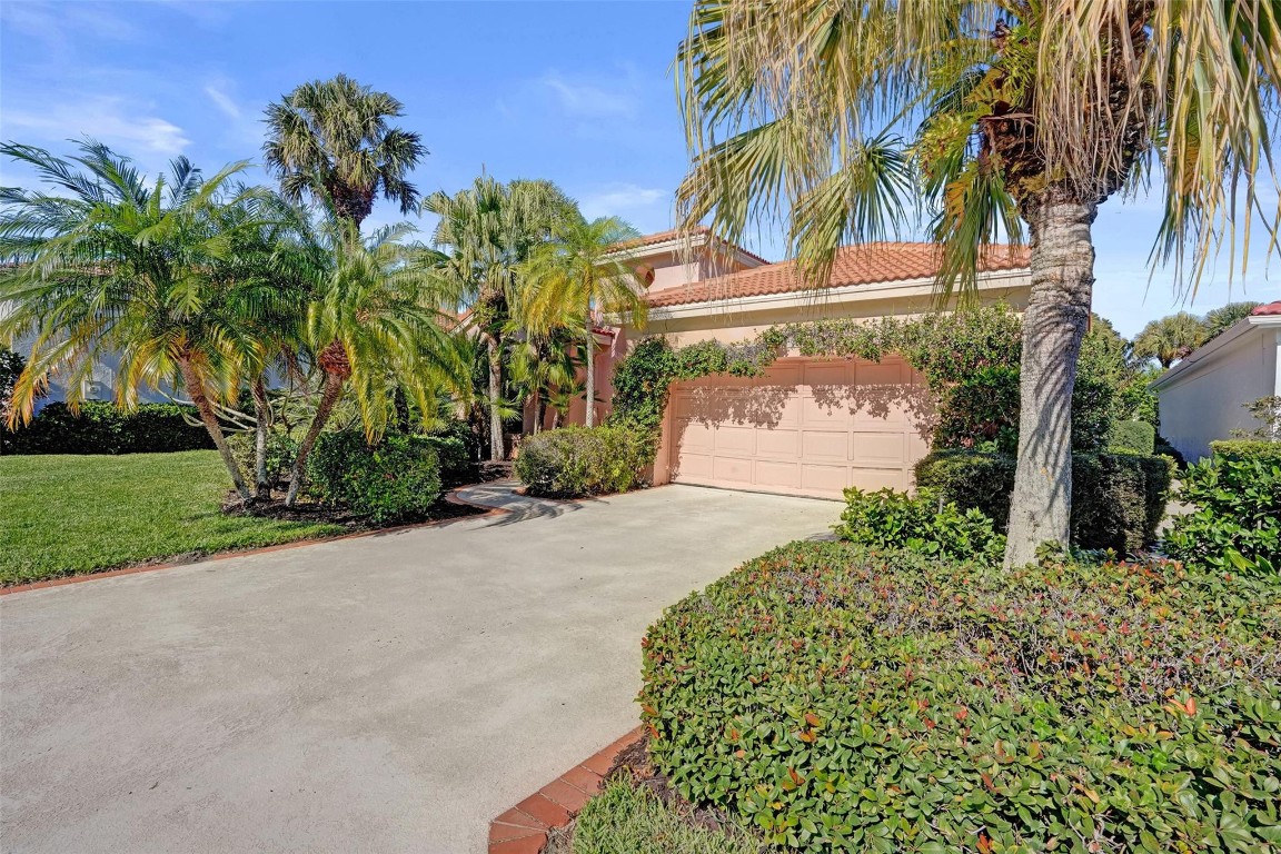 LANTERN BAY AT JONATHANS - Residential