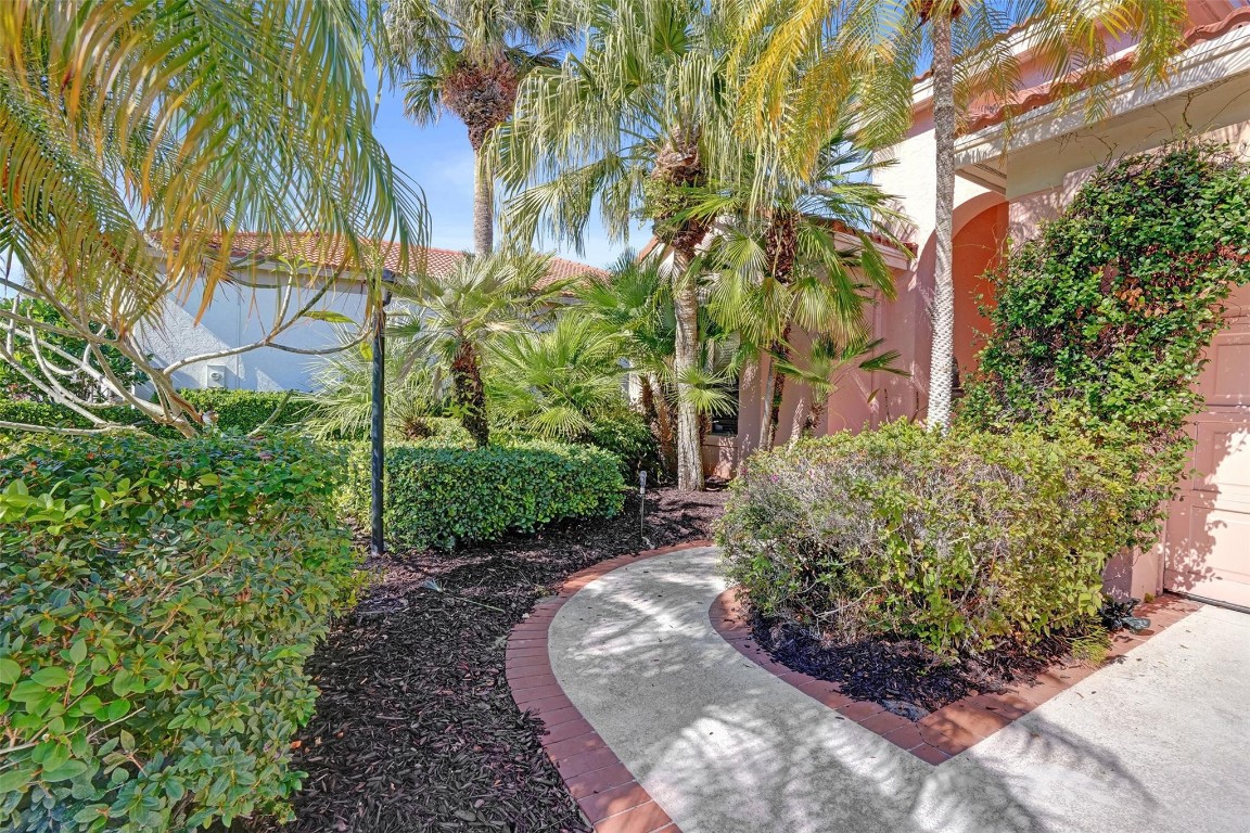 LANTERN BAY AT JONATHANS - Residential