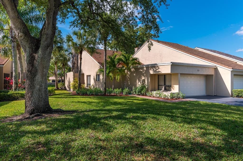 Photo of 23 Balfour Road W, Palm Beach Gardens, FL 33418 (MLS # R10709116)