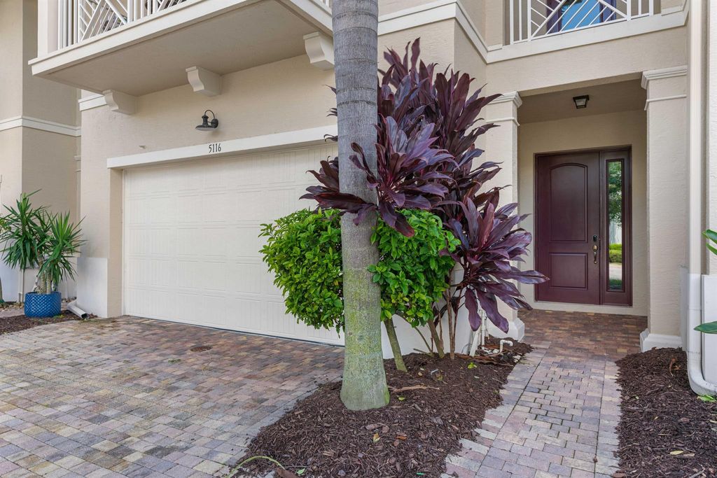 Photo of 5116 Hamilton Court, Palm Beach Gardens, FL 33418 (MLS # R10937145)