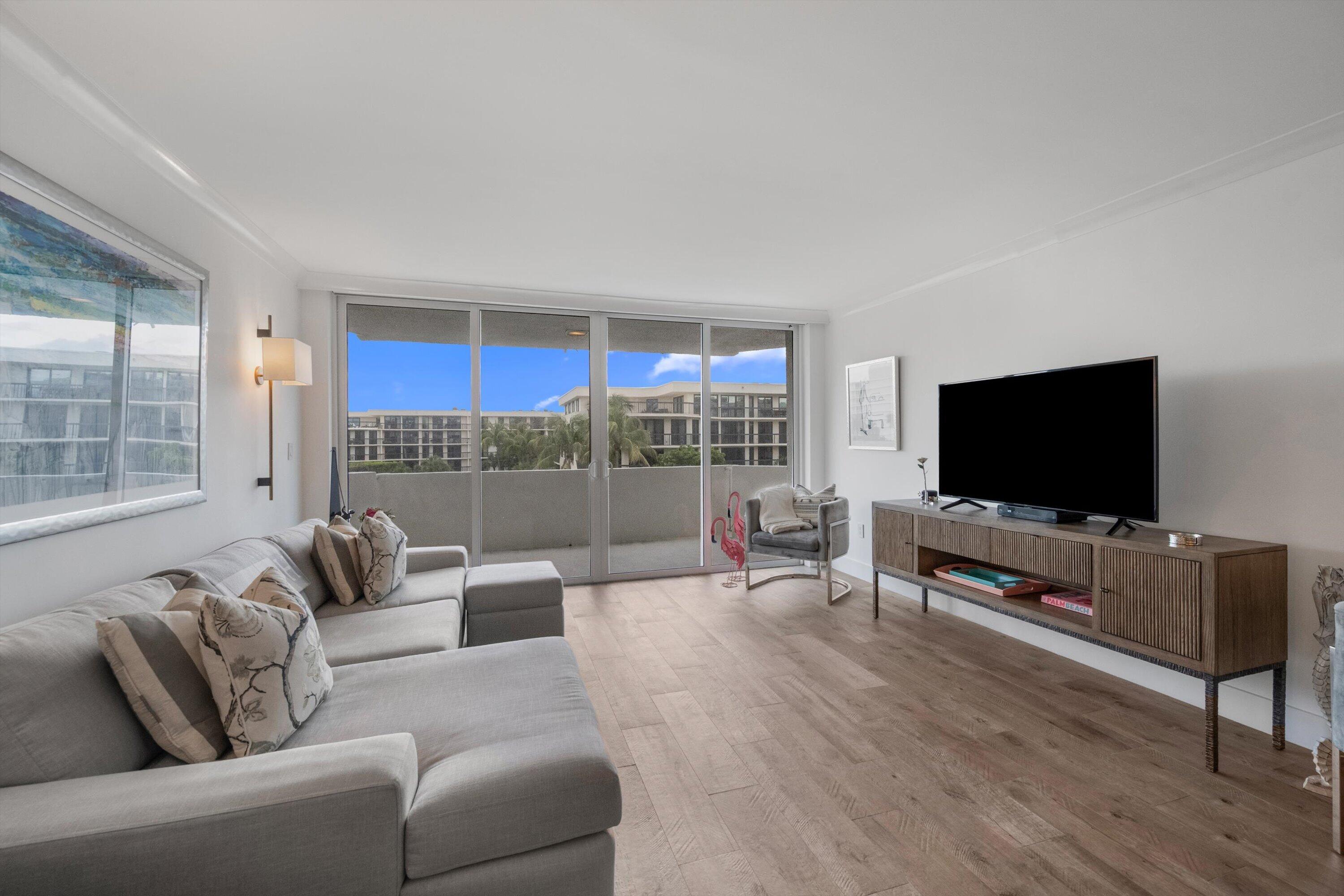 CARLYLE HOUSE CONDO - Residential