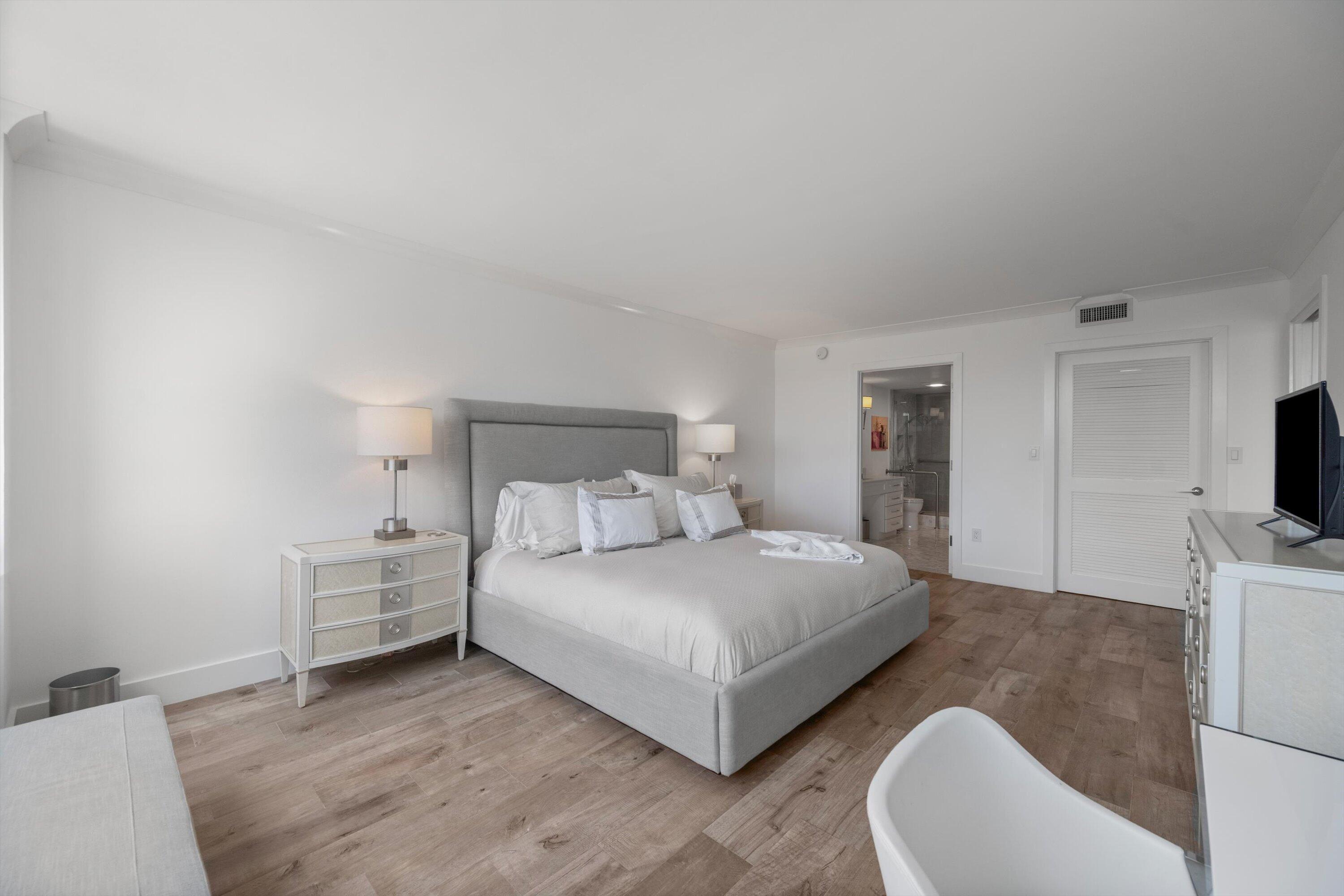 CARLYLE HOUSE CONDO - Residential