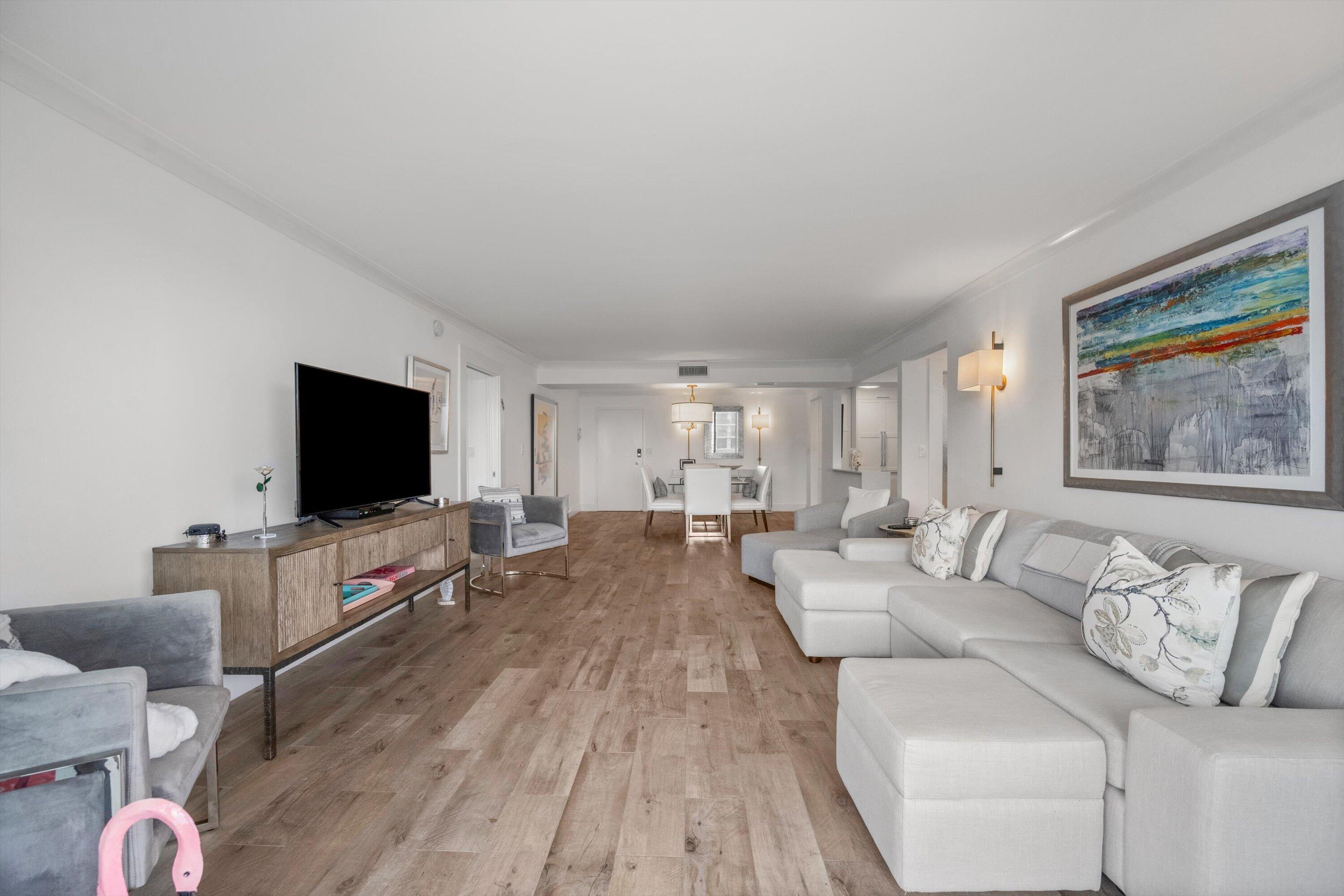 CARLYLE HOUSE CONDO - Residential