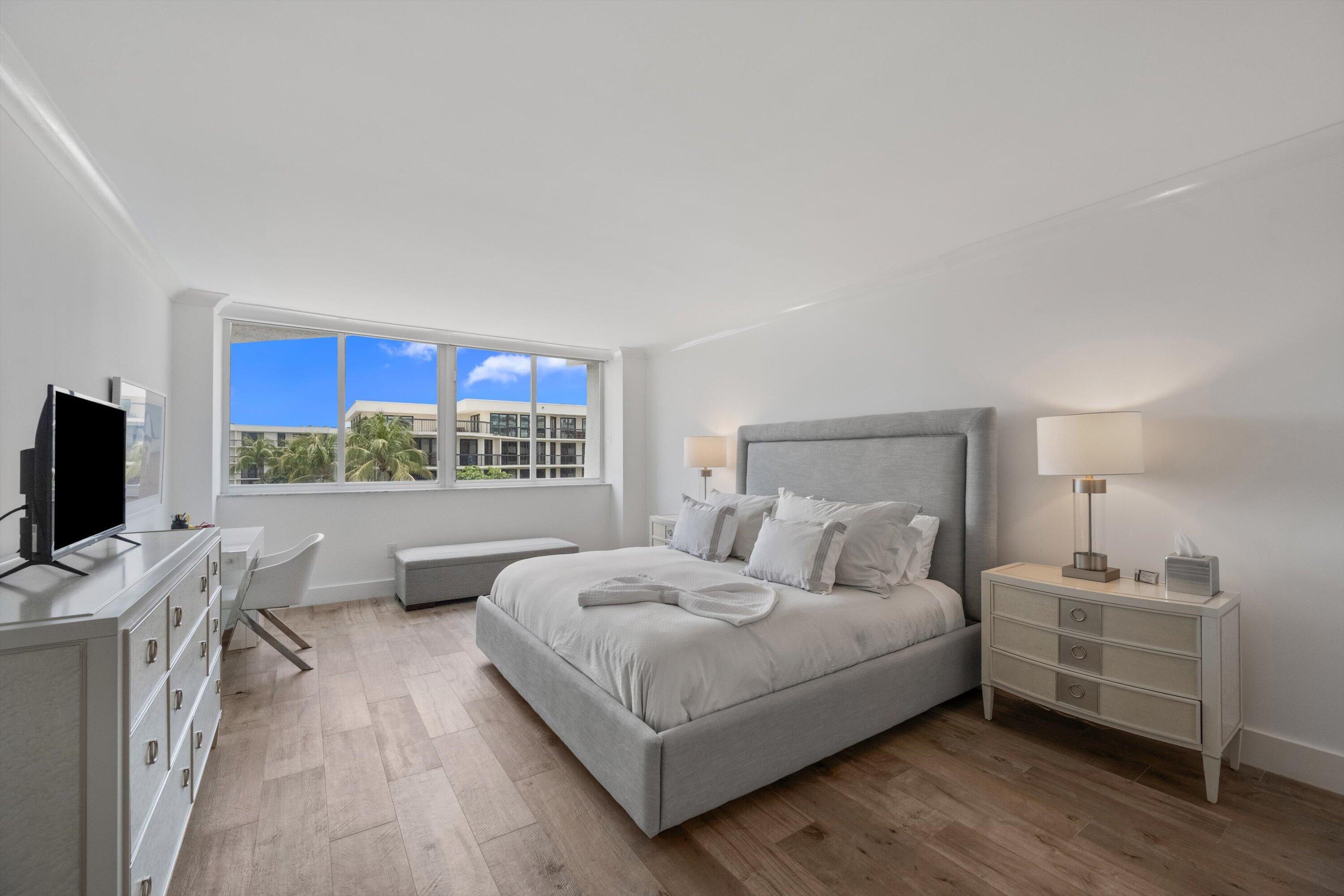 CARLYLE HOUSE CONDO - Residential