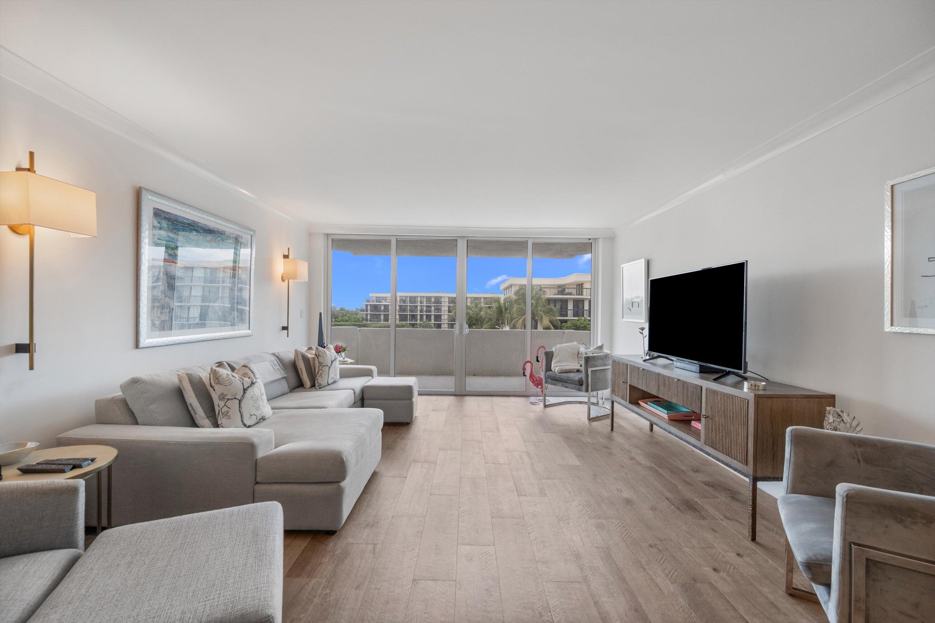 CARLYLE HOUSE CONDO - Residential