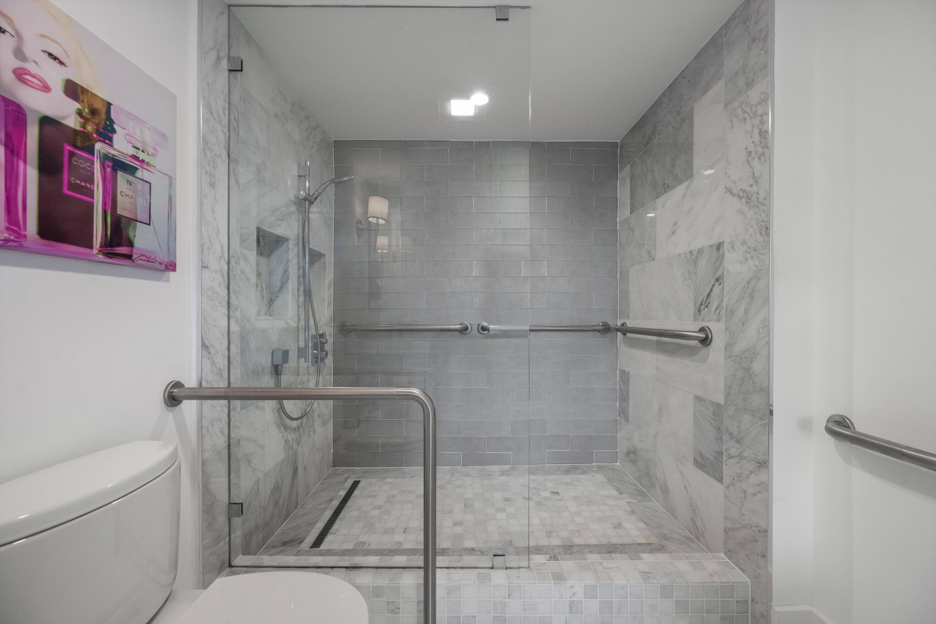 CARLYLE HOUSE CONDO - Residential