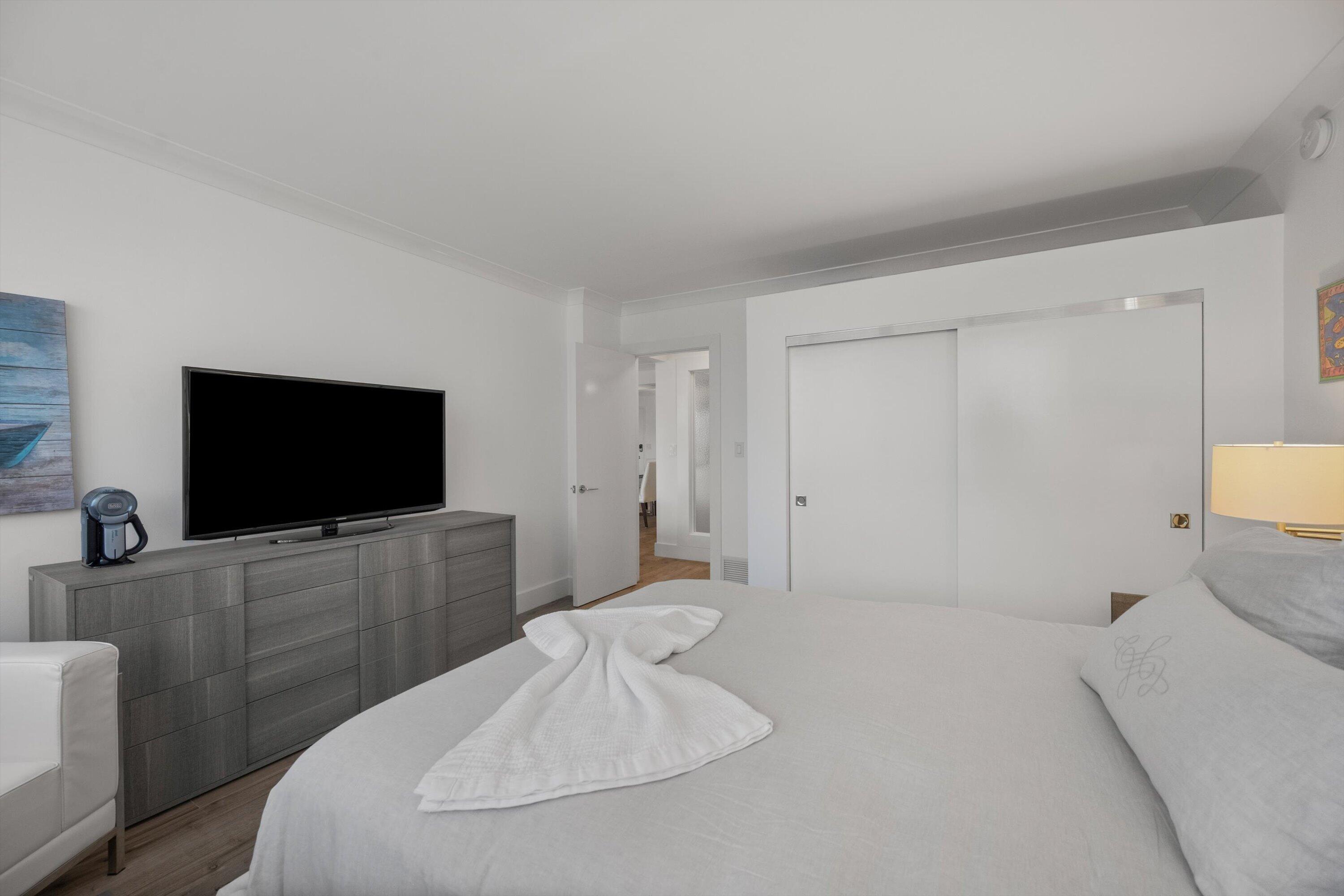 CARLYLE HOUSE CONDO - Residential