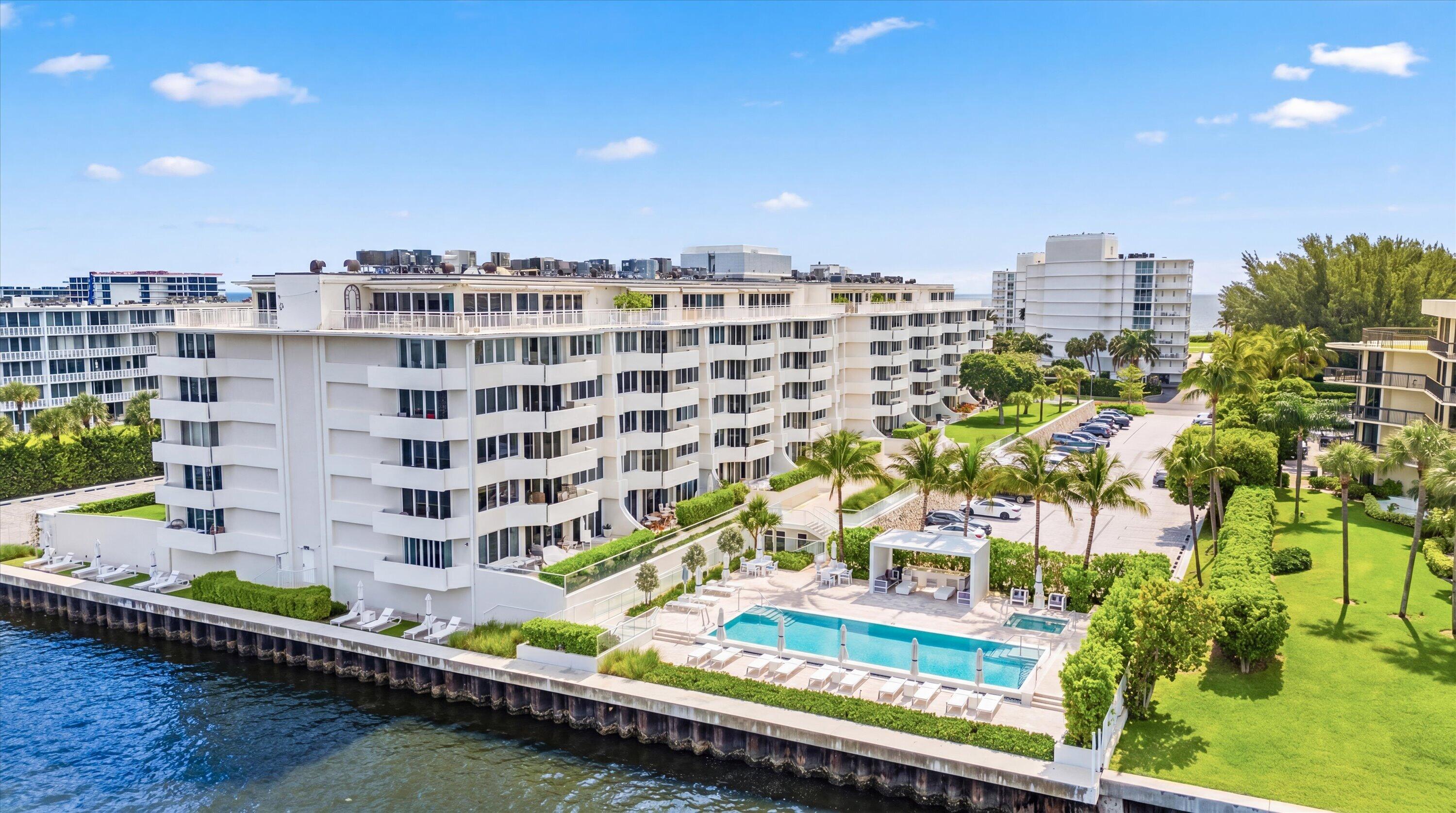 CARLYLE HOUSE CONDO - Residential