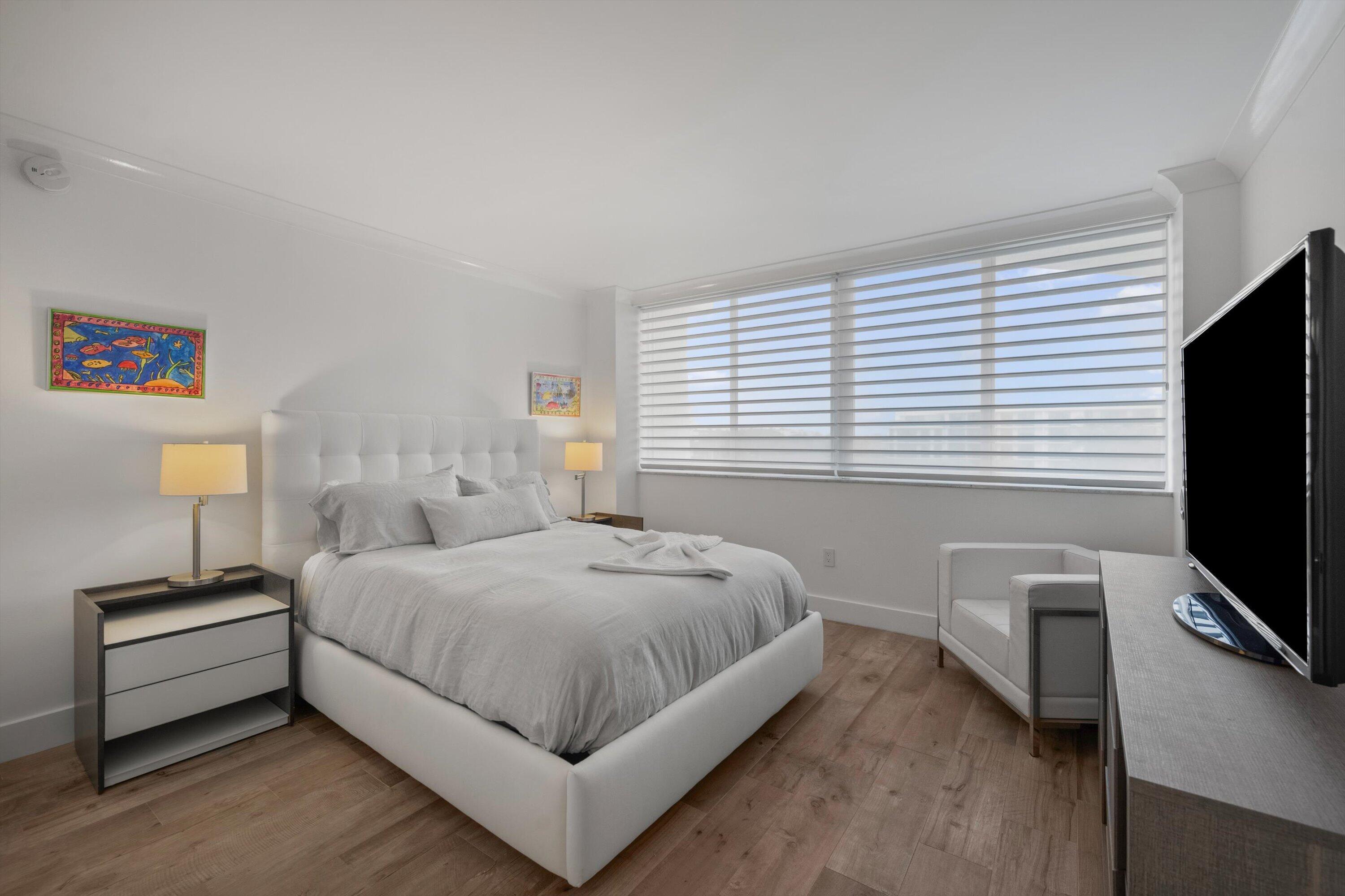 CARLYLE HOUSE CONDO - Residential