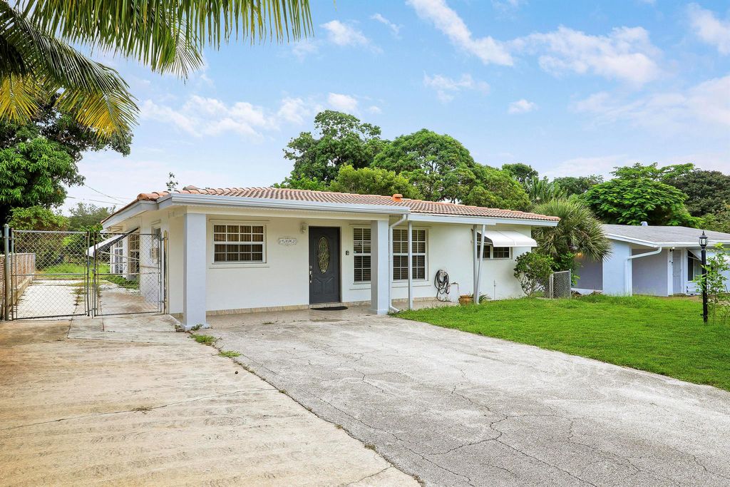 Photo of 391 SW 2nd Street, Boca Raton, FL 33432 (MLS # R11127819)