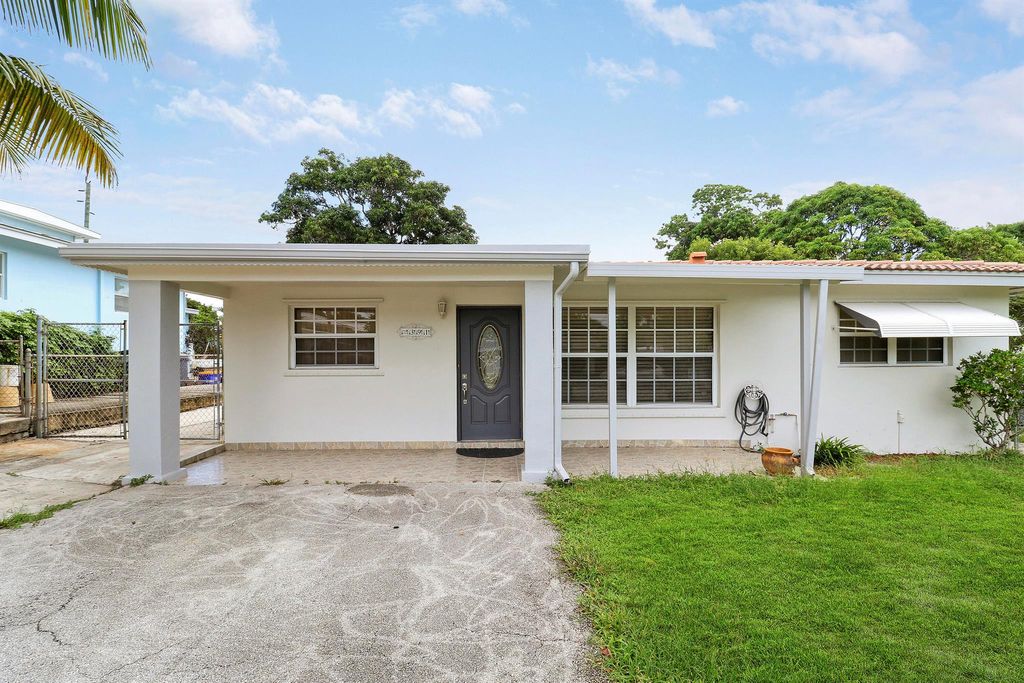 Photo of 391 SW 2nd Street, Boca Raton, FL 33432 (MLS # R11127819)