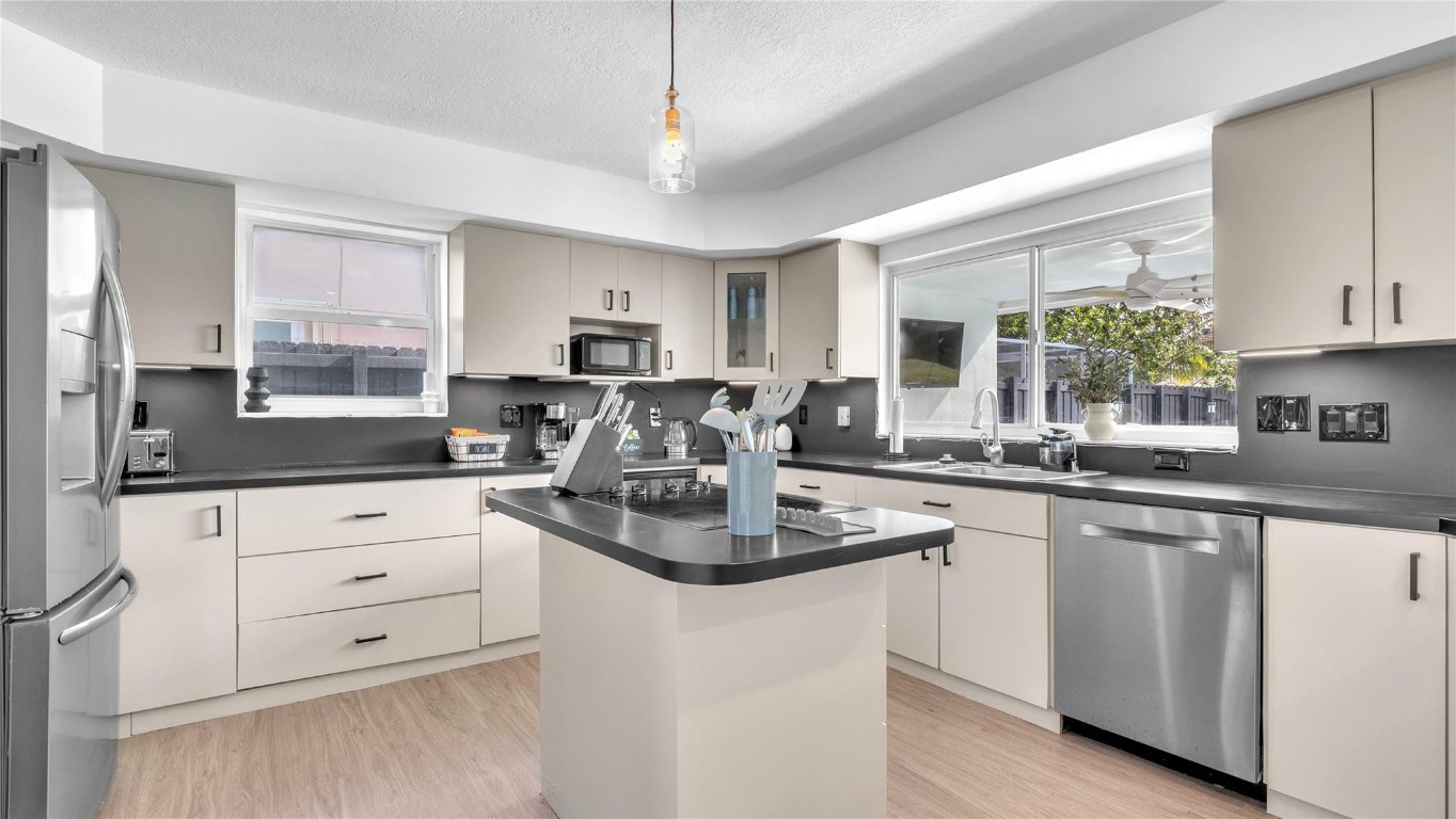 HOLLYWOOD HILLS AMEN PLAT - Residential Lease