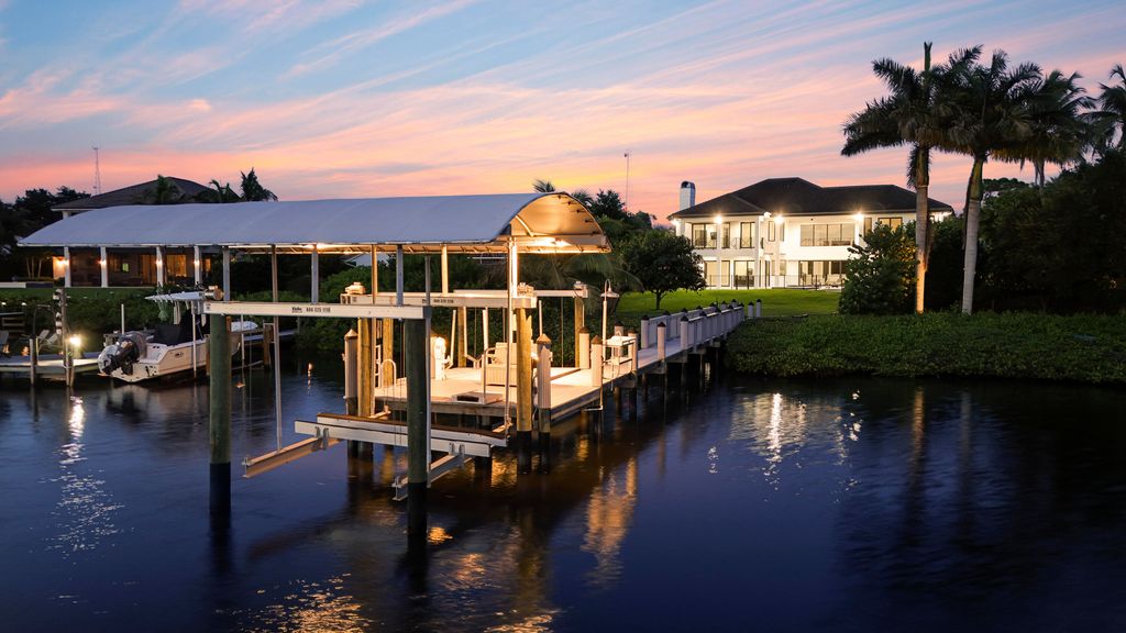 Photo of 18411 SE Lakeside Drive, Jupiter, FL 33469 (MLS # B26046792)