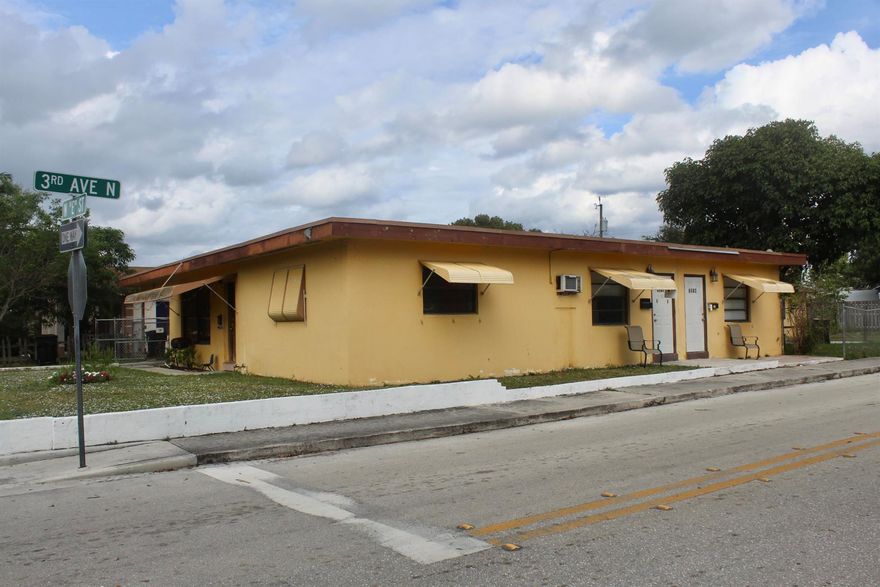 This cozy studio in the heart of Lake Worth Beach includes utilities. Vinyl floor, kitchenette with a full size range, full size refrigerator and a microwave. Full size bath in bathroom.