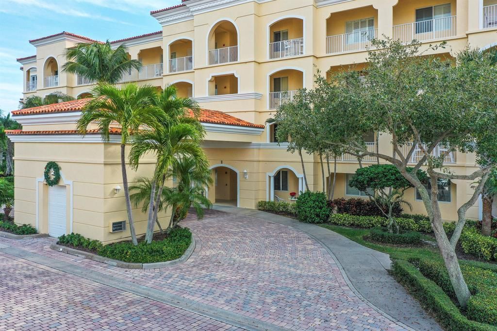 Photo of 1 Harbour Isle Drive E #105, Fort Pierce, FL 34949 (MLS # R10762303)