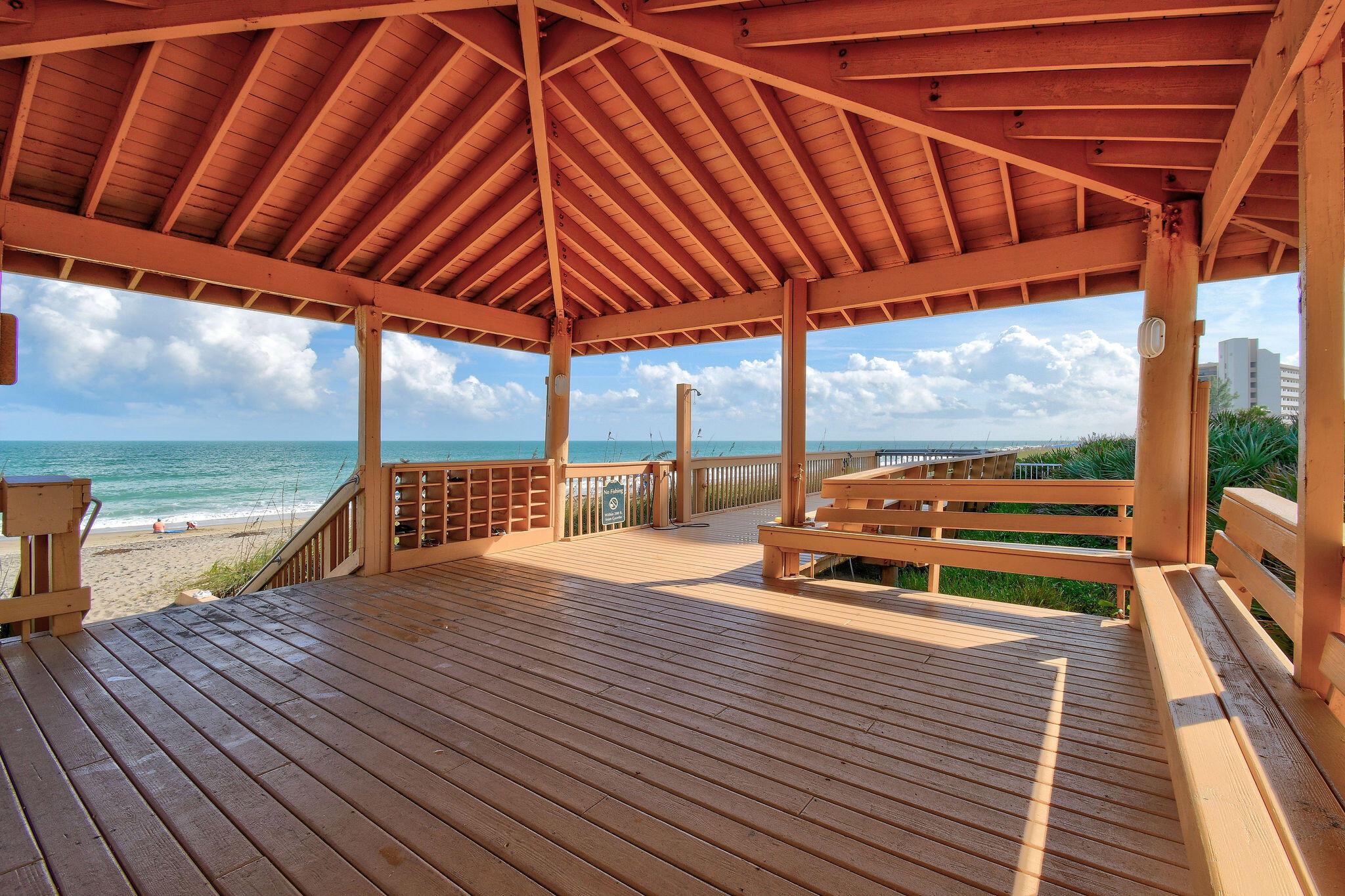 ISLAND CREST CONDOMINIUM - Residential