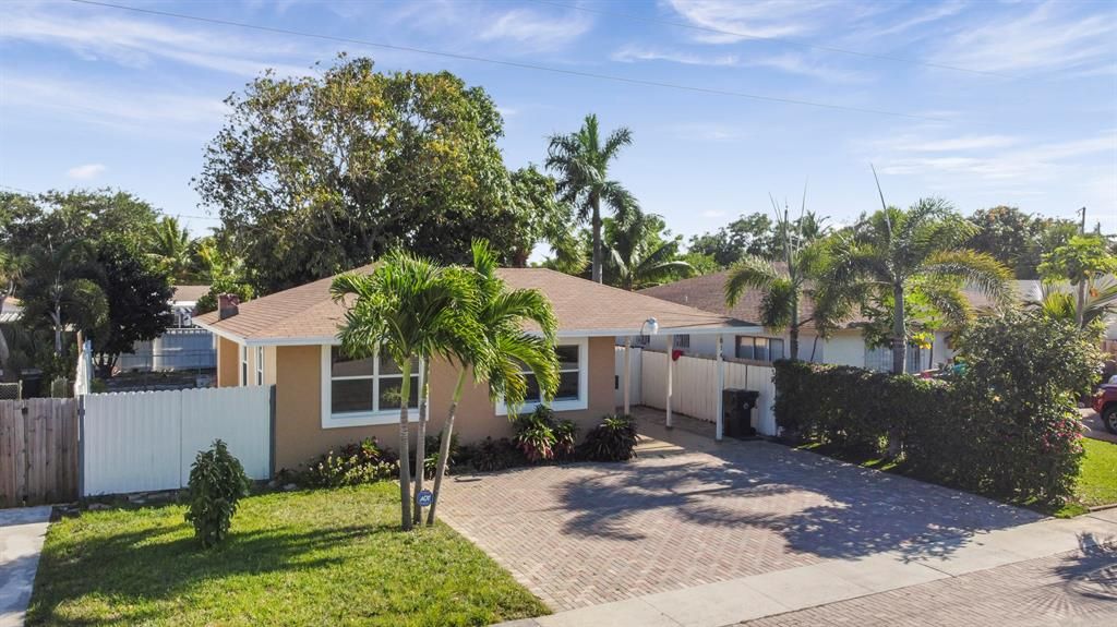 Photo of 814 Hunter Street, West Palm Beach, FL 33405 (MLS # R10712378)