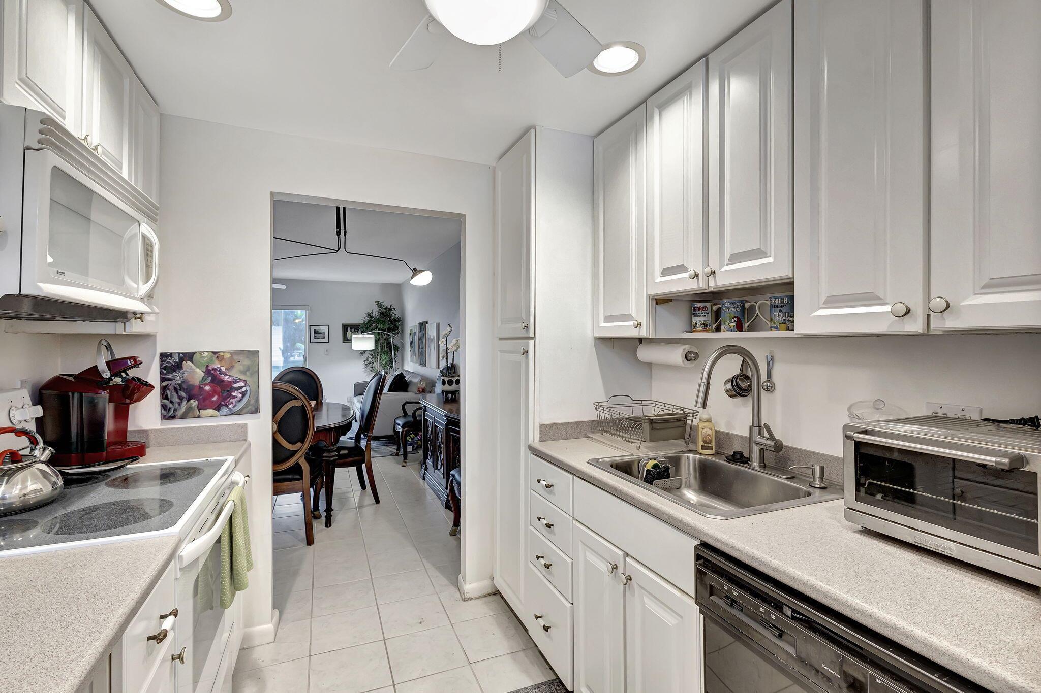 114 Oxford 200, West Palm Beach, FL, 33417/$169,999 2 114 Oxford 200