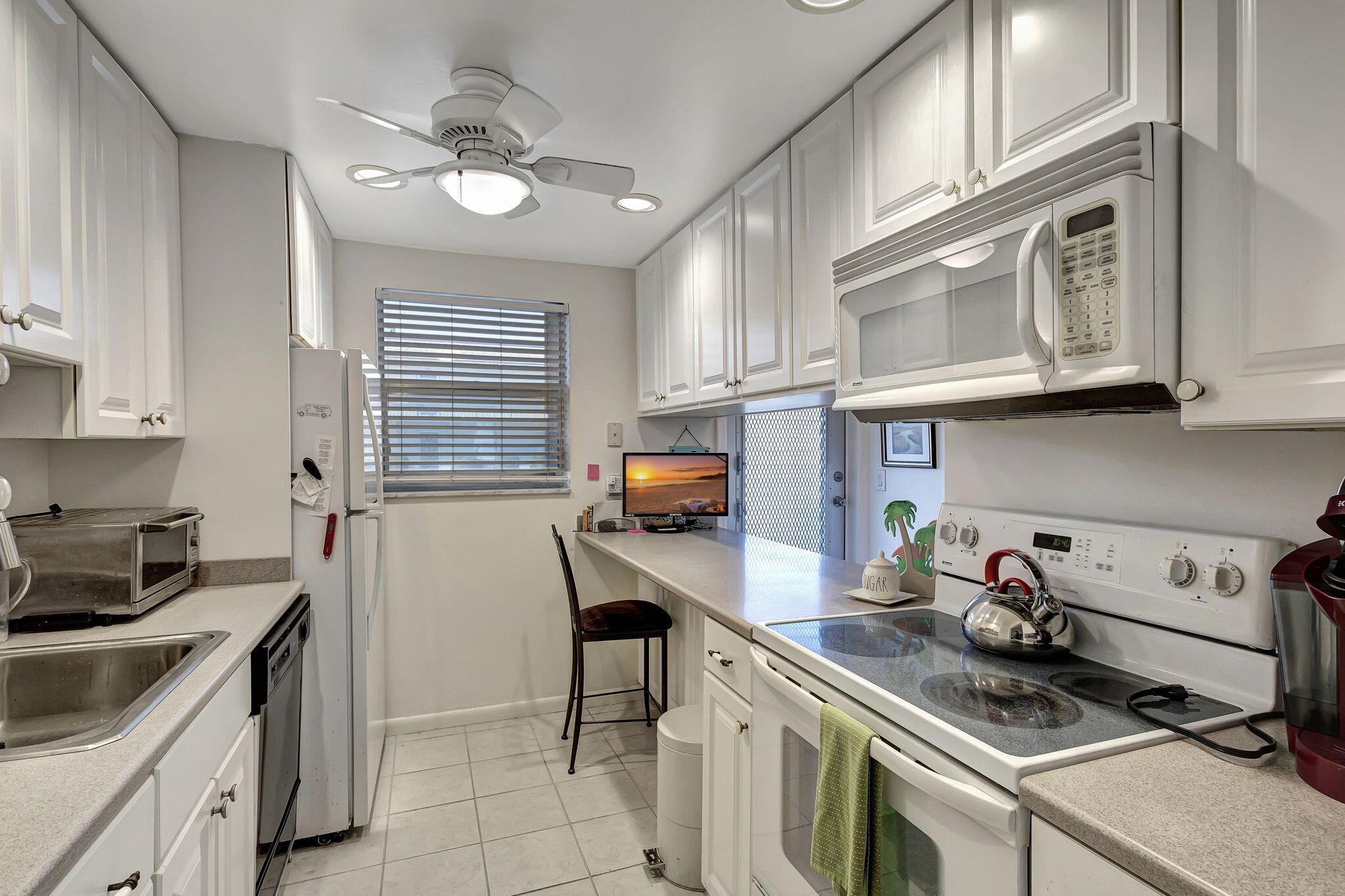 114 Oxford 200, West Palm Beach, FL, 33417/$169,999 3 114 Oxford 200