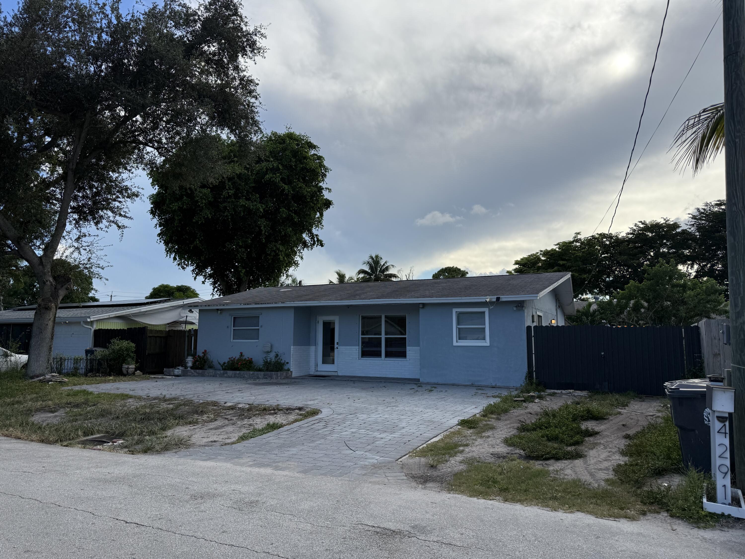 Beautiful 4 beds 2 baths CBS property in the heart of Lake Worth. Renovated with a paid off water filter, partial impact windows, AC 2021. Don't miss the opportunity with this gem!!!