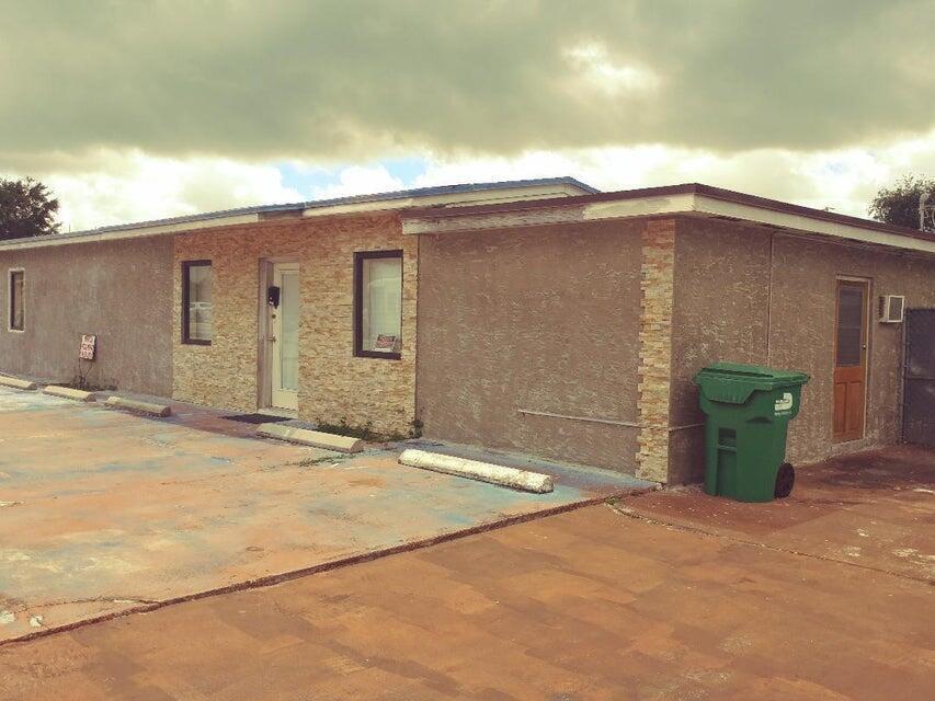 RARE GEM 3/1WORK AND PLAY!PERFECT FOR A HOME BASE BUSINNESS!CORNER LOT WITH PLENTY OF PARKING!CLOSE TO THE HARD ROCK STADIUM & CASINO! GREAT EXPOSURE NEAR I-95 AND THE 826 INTERCHANGES!