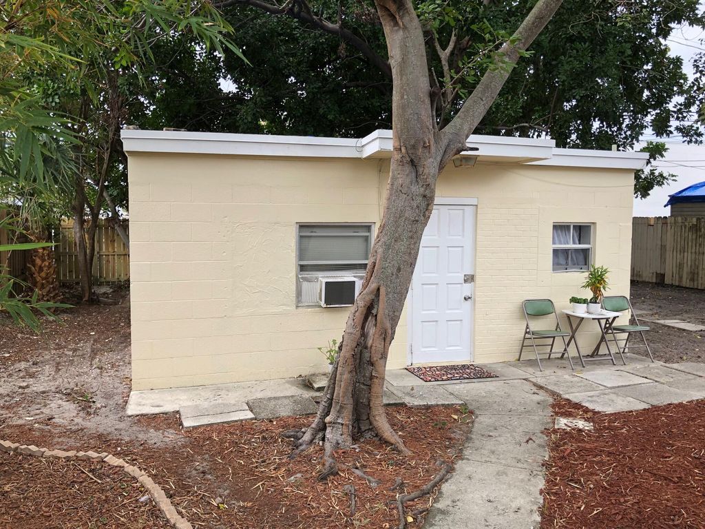 Photo of 1025 N H Street, Lake Worth Beach, FL 33460 (MLS # B26001250)