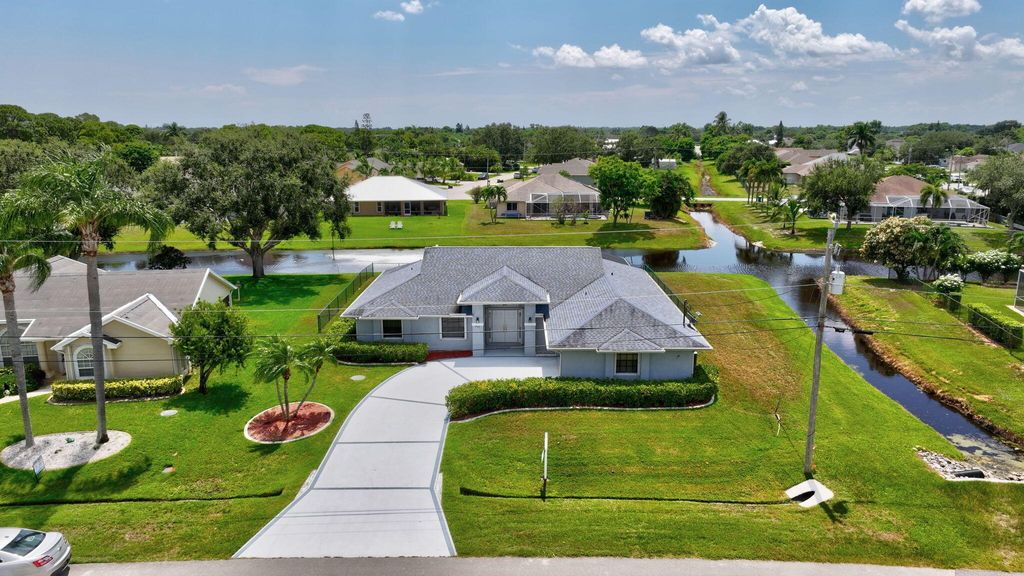 Photo of 1902 SE Gaskins Circle, Port Saint Lucie, FL 34952 (MLS # R11014106)