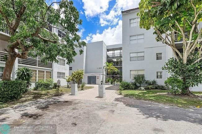 This spacious unit features 1 bedroom, 1.5 bathrooms, plus a versatile den, that can serve as a secod bedroom or office. Enclosed Balcony. Conveniently located just minutes from Fort Lauderdale Interantional airport and sawgrass mill mall, with easy acces to 1-95 and the Florida Turnpike. Ideal for confort and connectivity in South Florida.