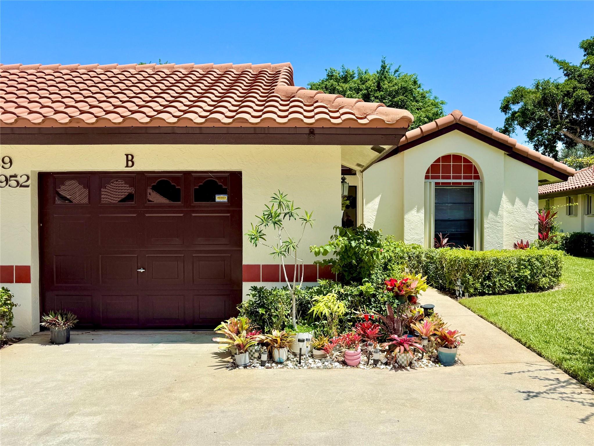 True 3-Bedroom, 2 Bathroom + 1-Car Garage Villa in Palm Chase! Screened-in Patio with Beautiful, Open Garden Views. Washer/Dryer Inside the unit. Updated Kitchen and Bathrooms. Newer Vinyl Plank Flooring in Main areas. Accordion Shutters Throughout. Clubhouse features an Olympic Sized Temperature-Controlled Pool (Heated/Cooled), Hot Tub, Fitness Rooms, Card Rooms, Billiards, Tennis & Pickleball. Condo Fee Includes Building Exterior/Roof, Insurance, Fiber-Optic Cable/Internet, Water, Trash Removal & More. Desirable 55+ Gated Community. ESA Animals Welcome!