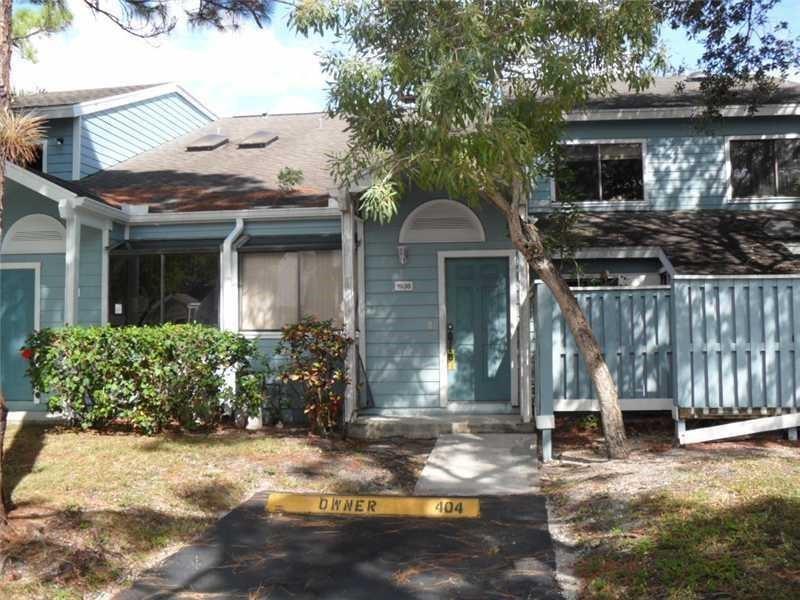 3/2 TOWNHOME IN THE BEAUTIFUL AND QUIET PLAYERS PLACE COMMUNITY. UPGRADED KITCHEN. PREVIOUS TENANT HAS JUST LEFT AND THE UNIT WILL BE RE-PAINTED