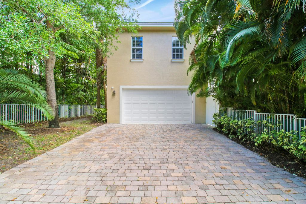 Photo of 3306 Greenway Drive, Jupiter, FL 33458 (MLS # R10982109)