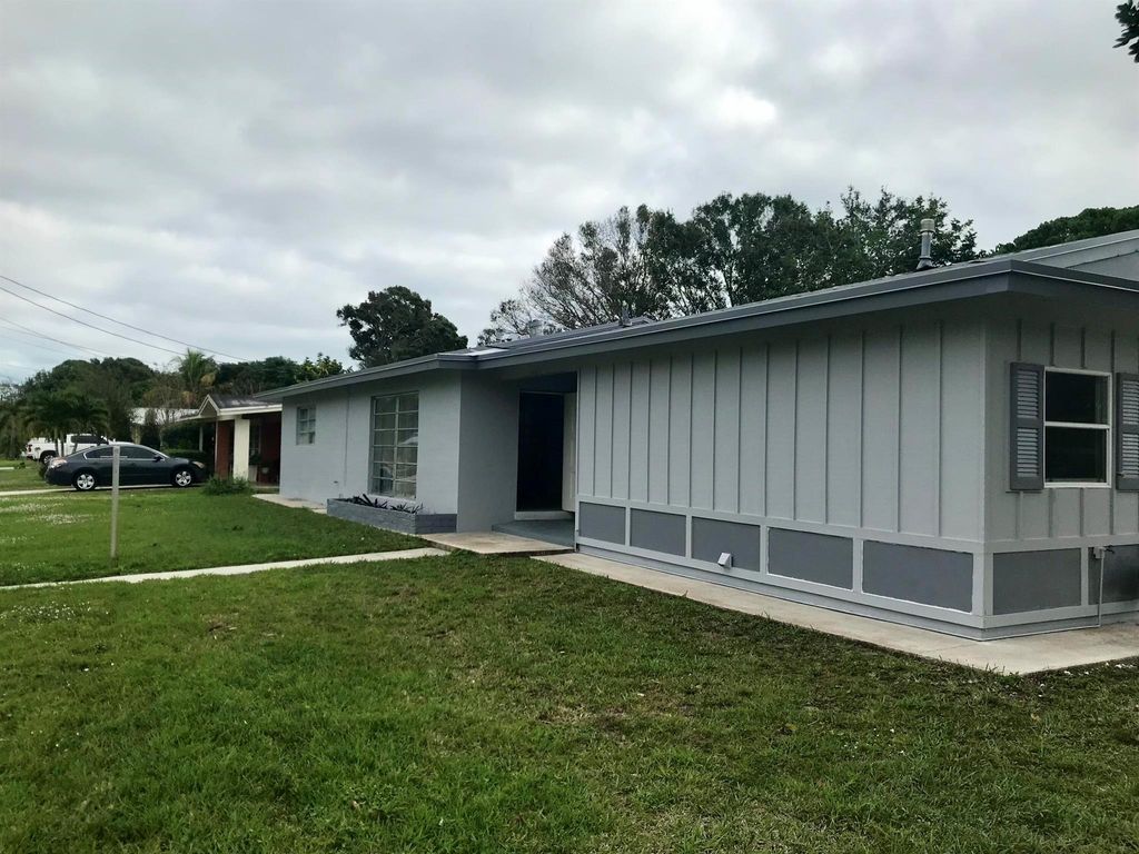 Photo of 1407 Hale Court, Fort Pierce, FL 34982 (MLS # R10938821)
