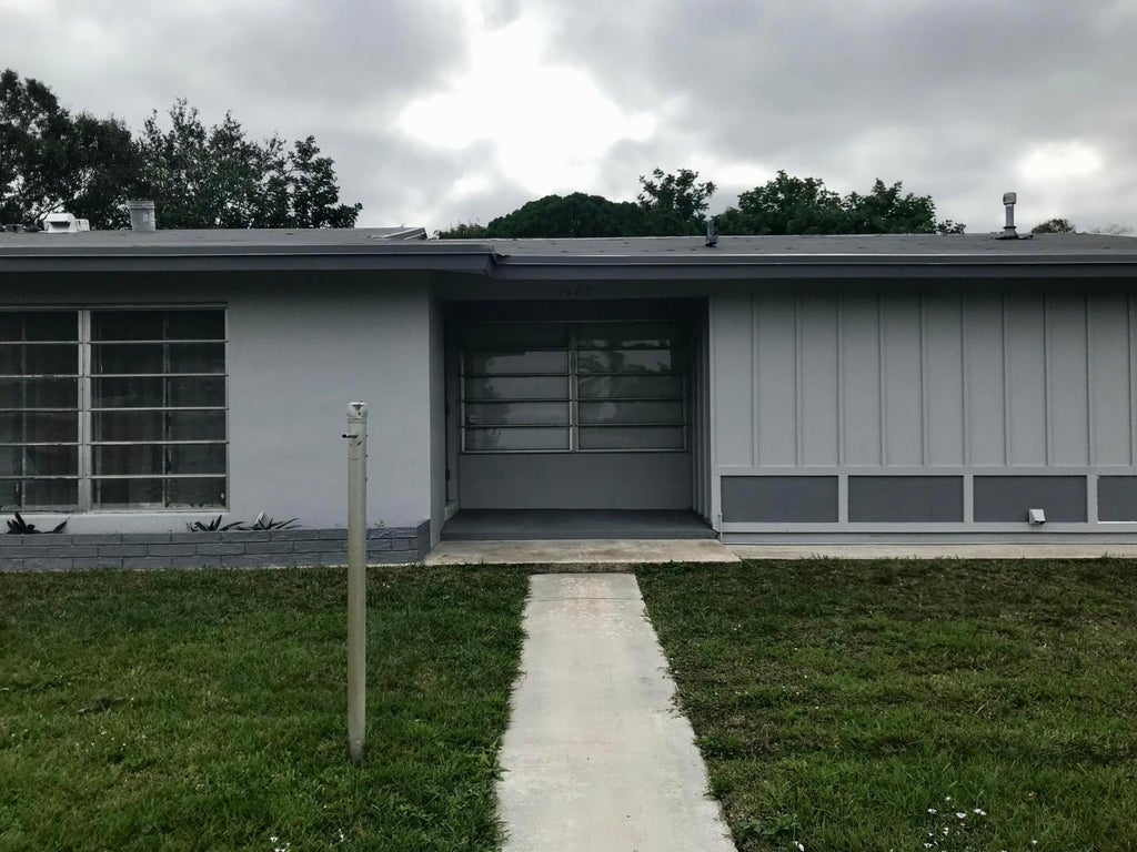 Photo of 1407 Hale Court, Fort Pierce, FL 34982 (MLS # R10938821)