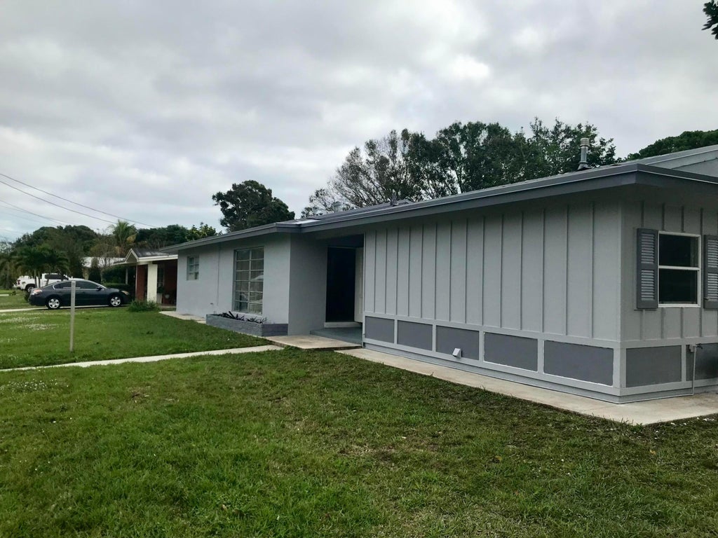 Photo of 1407 Hale Court, Fort Pierce, FL 34982 (MLS # R10938821)