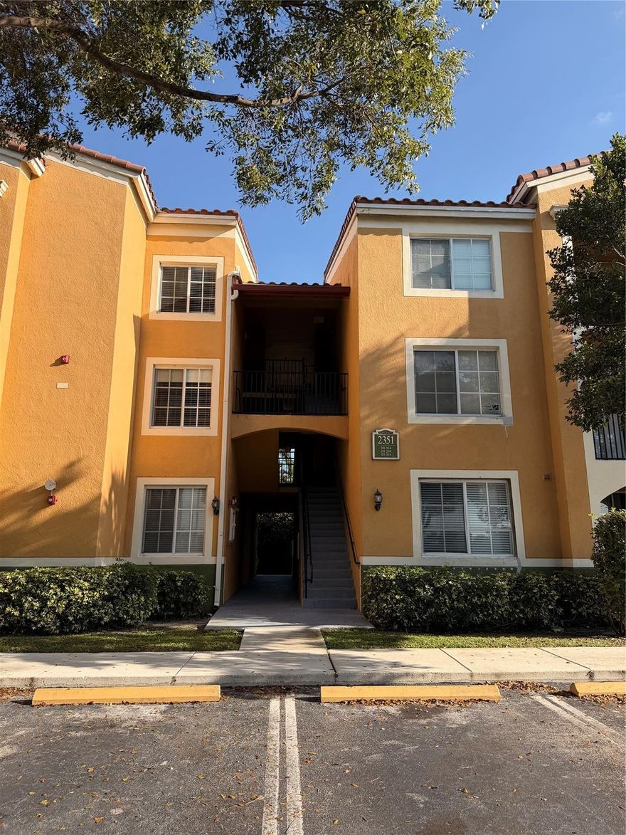 Beautiful 2-bedroom ground-floor unit in the heart of Pembroke Pines, featuring a split-floor layout and in-unit laundry. Located in a resort-style community with water included. Close to shopping, restaurants, schools, and major highways. Easy to show and simple application process.