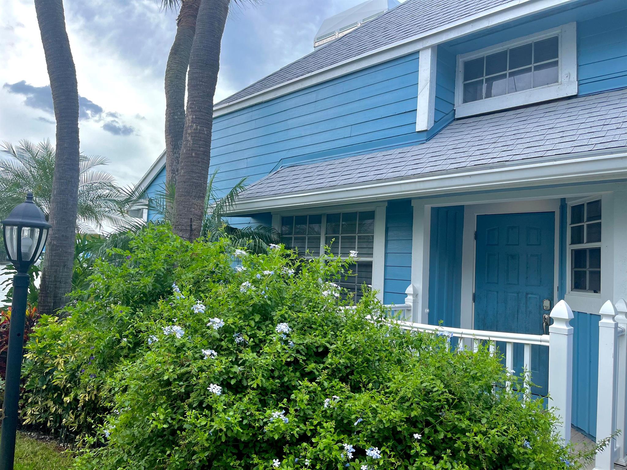 Beautiful 3 bedroom lake view unit, available for season. Ocean Dunes is a short walk or quick bike ride to Jupiter's beautiful beaches. Conveniently located close to Bluffs plaza and many wonderful restaurants and shopping nearby.