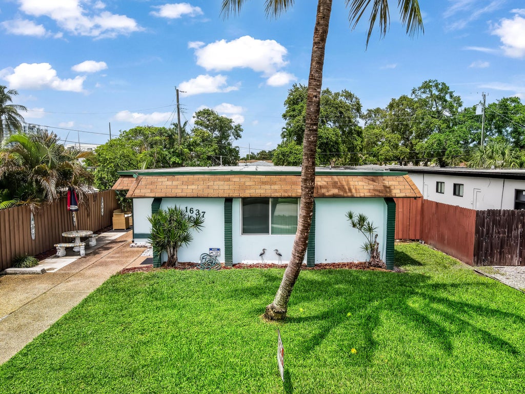 Photo of 1637 Taft Street, Hollywood, FL 33020 (MLS # B26072160)