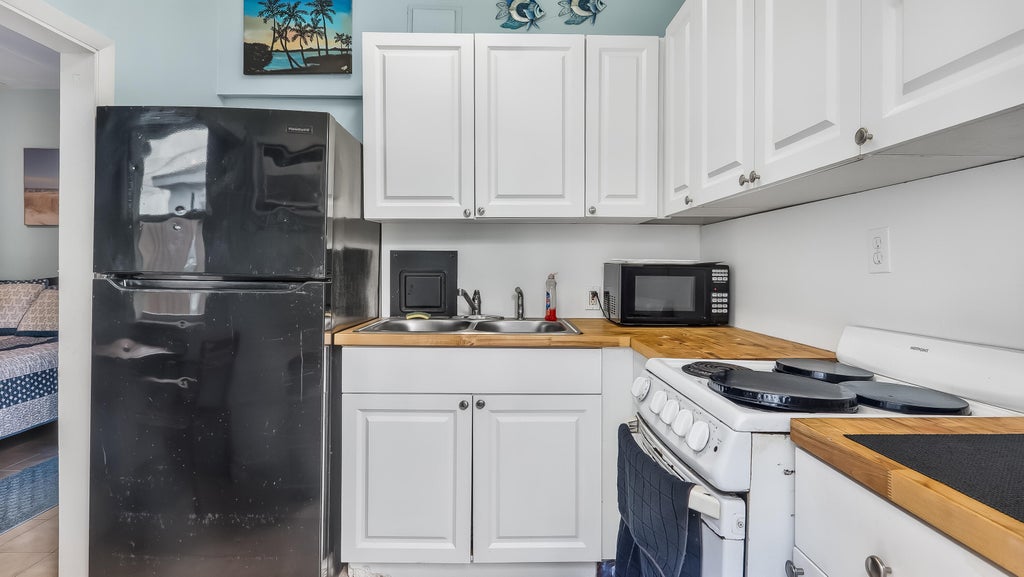 Photo of 1637 Taft Street, Hollywood, FL 33020 (MLS # B26072160)