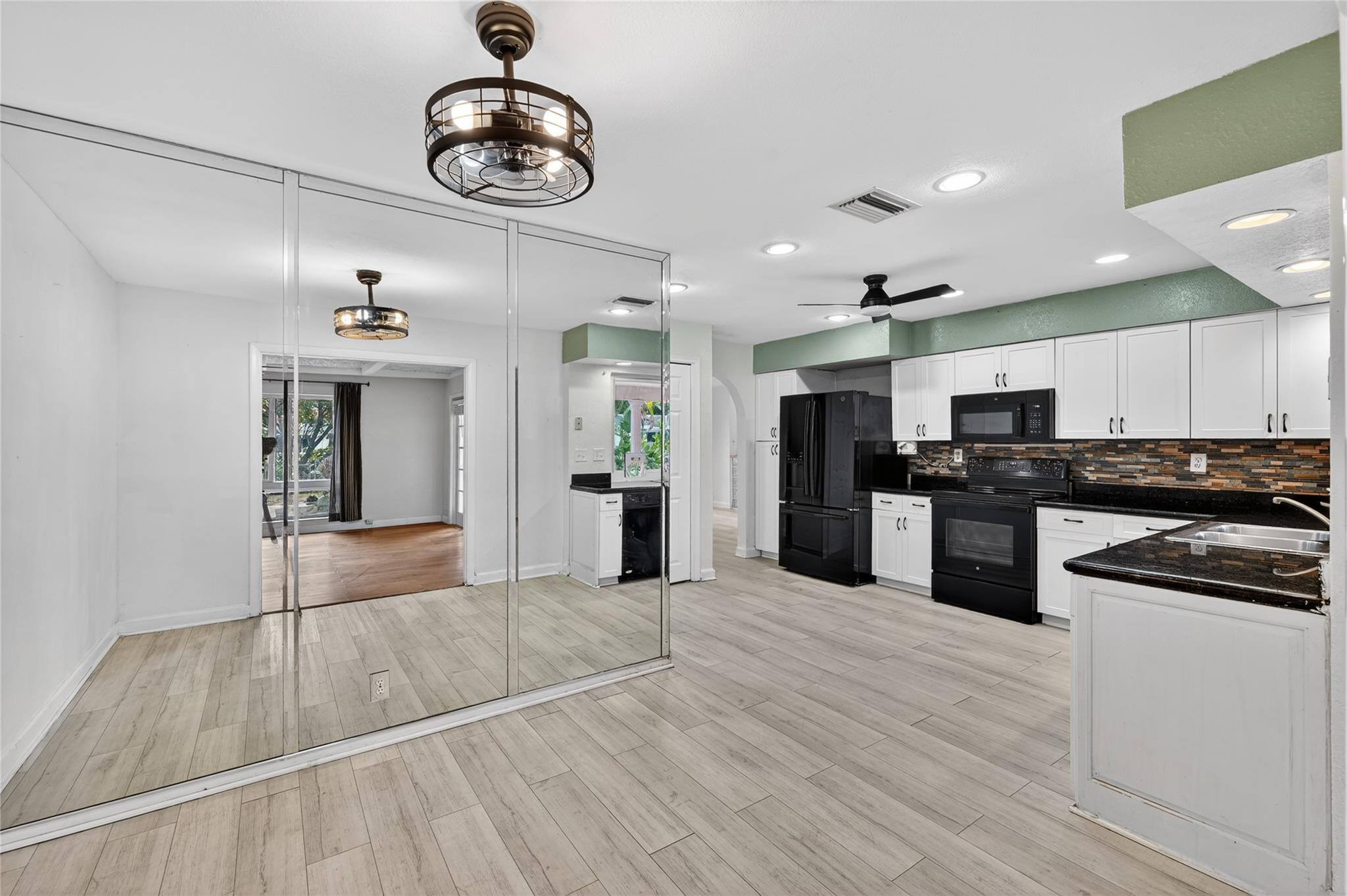 New Orleans Villas 81-21 - Residential