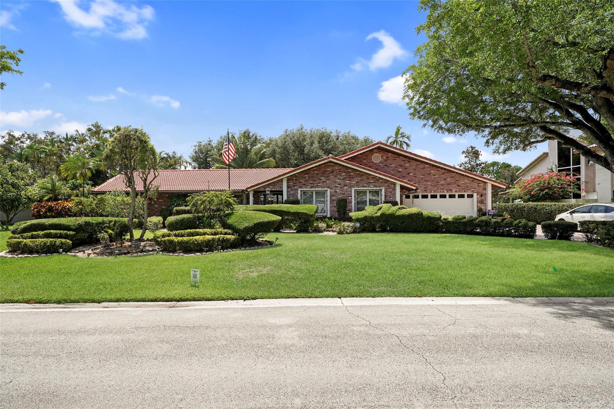 *Beautiful custom Home in Coral Springs Country Club**Screened pool, water cascade with spacious garage and Gold cart entrance**Overlooks Gulf Course, fruits trees and Lake**No HOA** 4 year roof** Pine ceiling with Pool table, Kitchen with granite counter tops, wood cabinets, cedar closet, crown molding, accordion shutters, 2 AC units, Indoor laundry, Patio, motorized awnings**Enjoy Country Club Living at it's best!*