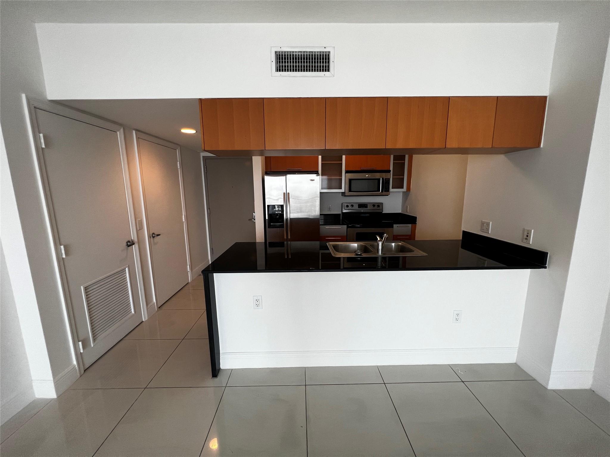 1750 N Bayshore Dr 5011