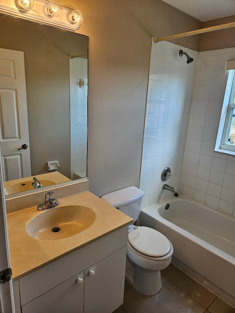 WELLINGTON LAKES - Residential