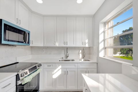 Property photo of 121 Bedford E, West Palm Beach, FL 33417