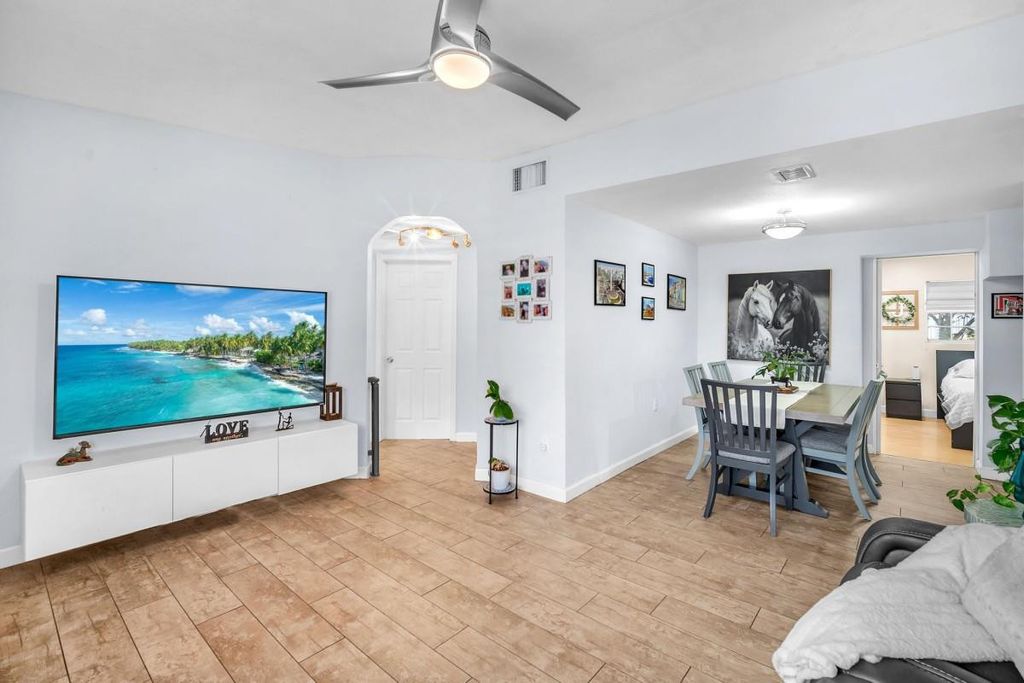 Photo of 404 S 62nd Terrace, Hollywood, FL 33023 (MLS # F10554415)