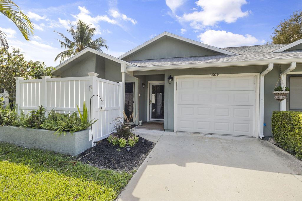 Photo of 6609 SE Yorktown Drive, Hobe Sound, FL 33455 (MLS # R10967108)