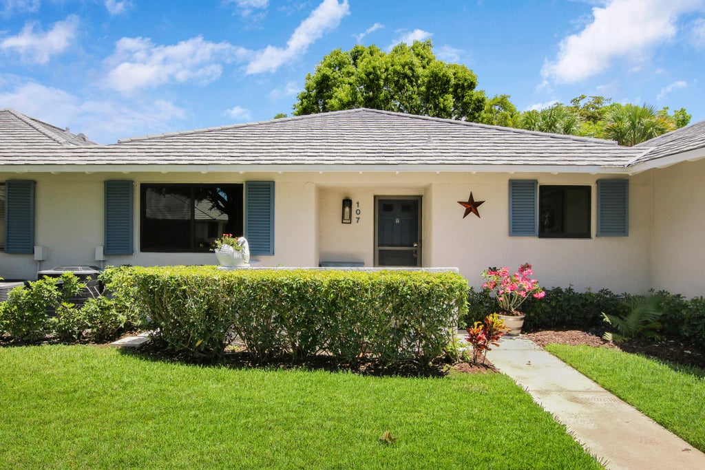 Photo of 107 Club Dr, Palm Beach Gardens, FL 33418 (MLS # R10978106)