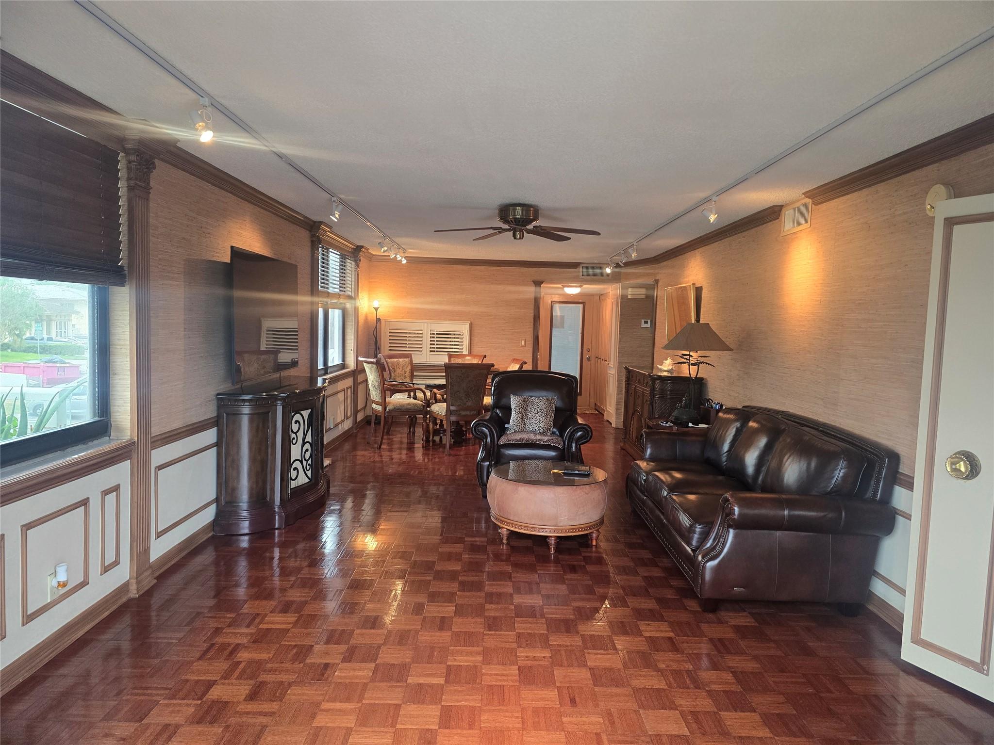 1401 N Riverside Dr 207