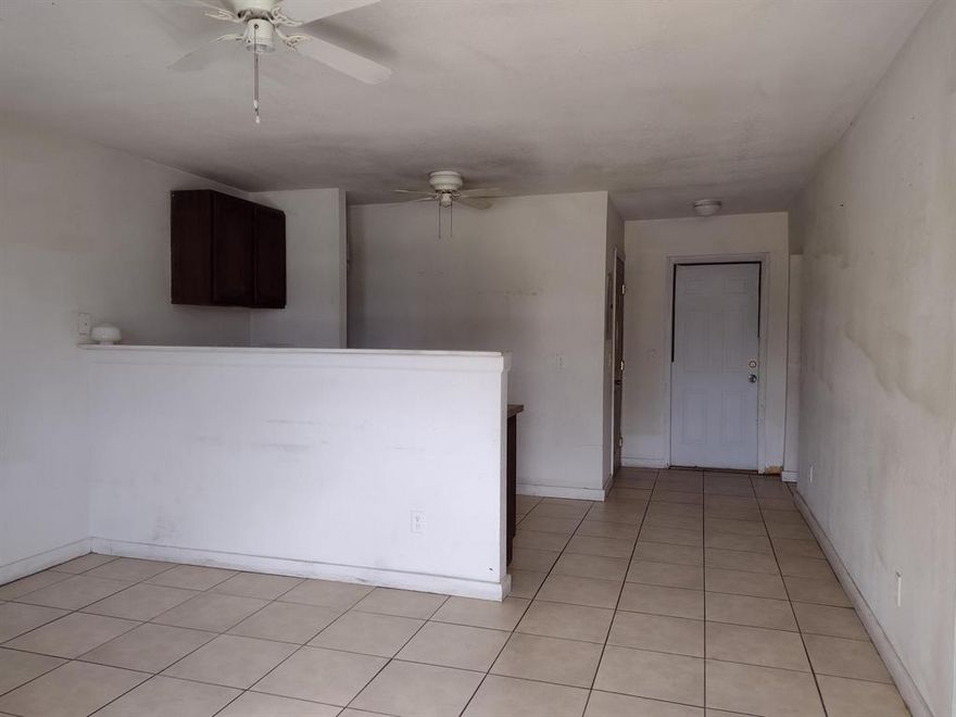 Opportunity is knocking with this handyman special located in Pineview Park. Needs TLC to bring out this home's potential. 1515 sqft, 3 bed, 2.5 bath plus bonus room. AC changed in 2020, water heater 2014. Sold as-is.  Ideal for cash buyer / investor.