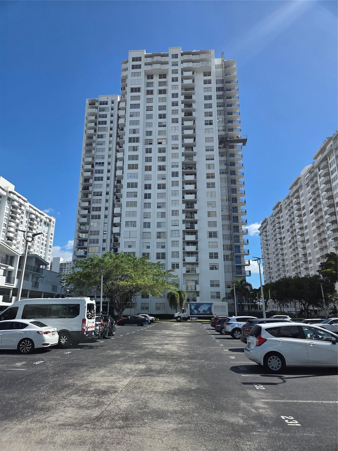 COMMODORE PLAZA - Residential