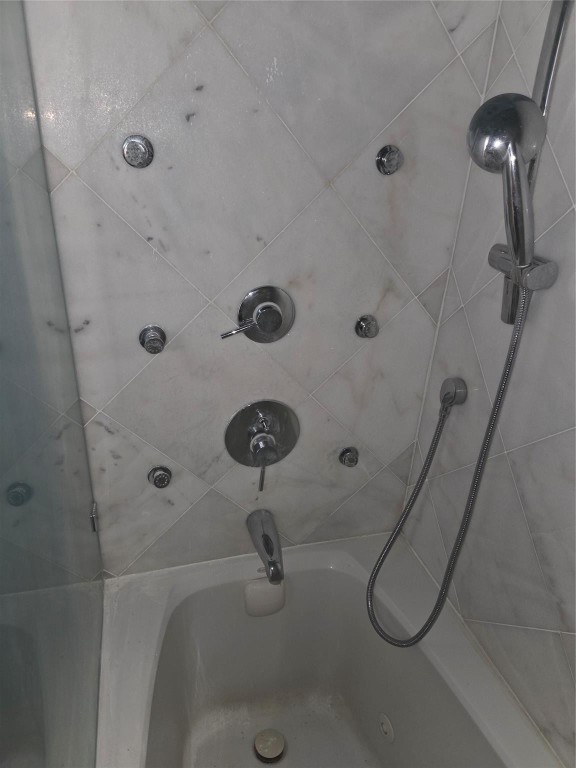 COMMODORE PLAZA - Residential